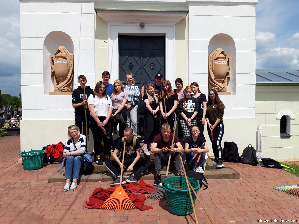 Sprzątanie zabytkowych nagrobków na cmentarzu w Żelechowie