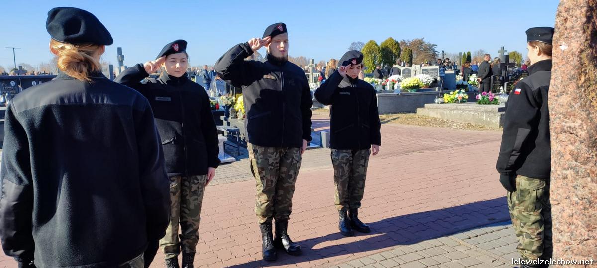 1 listopada warta mundurowych przy tablicy AK