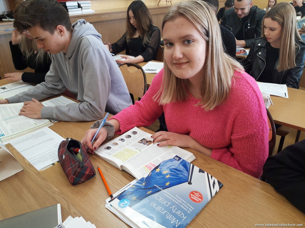 Maturzyści z wos przy pracy