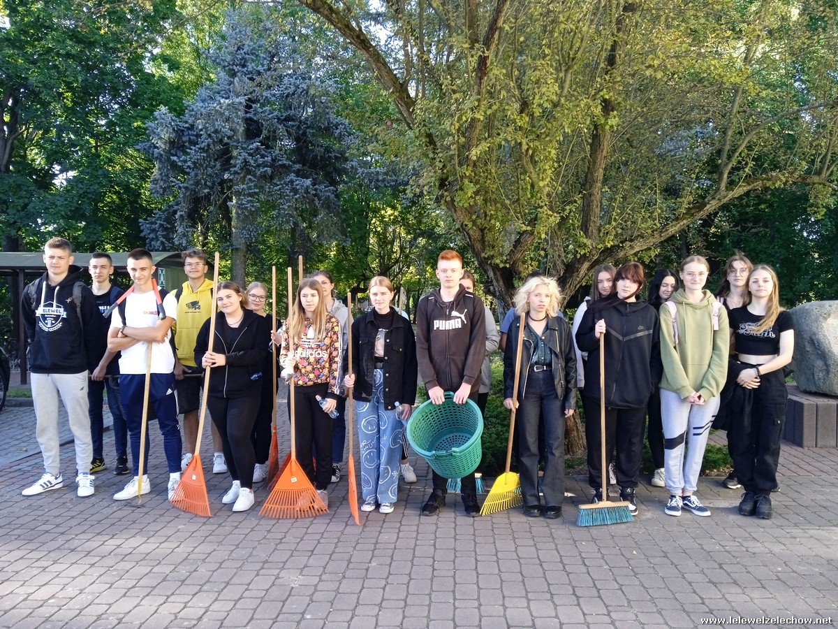 Klasa 2b - sprzątanie cmentarza 