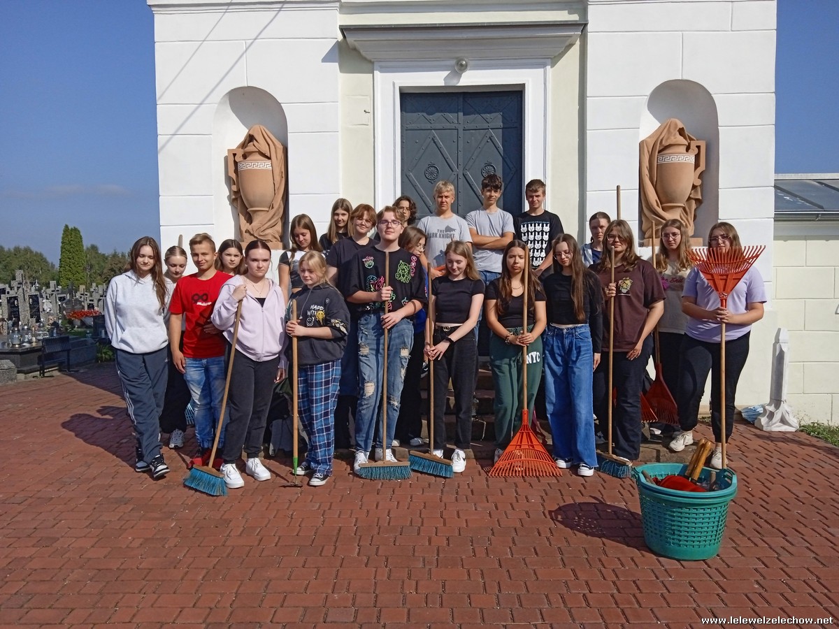 Sprzątanie zabytkowych nagrobków