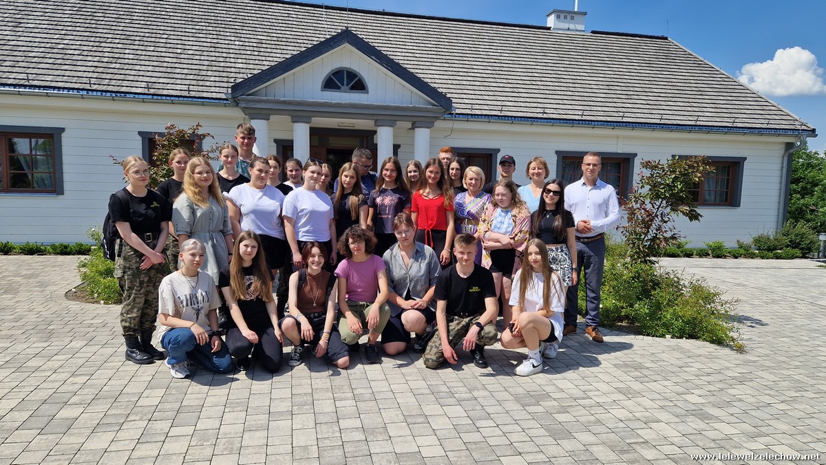 Wizyta klas 3a i 3 b w Izbie pamięci ziemi żelechowskiej