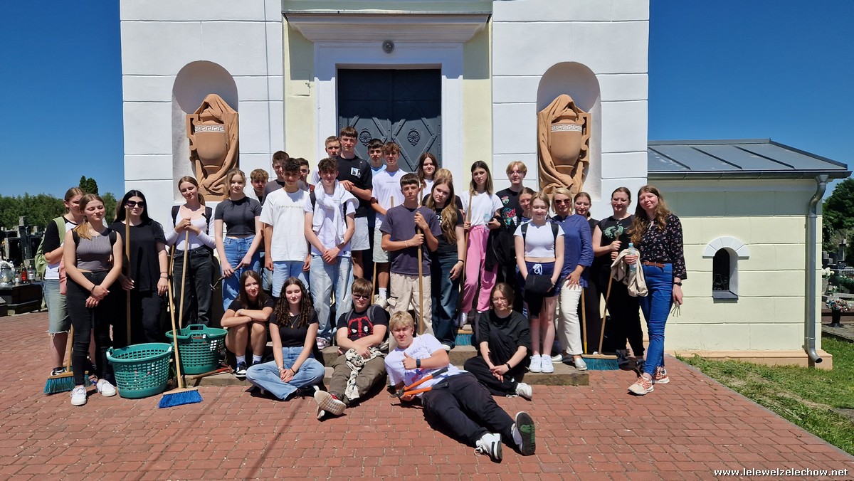 Sprzatanie zabytkowych nagrobków na cmentarzu w Żelechoweie