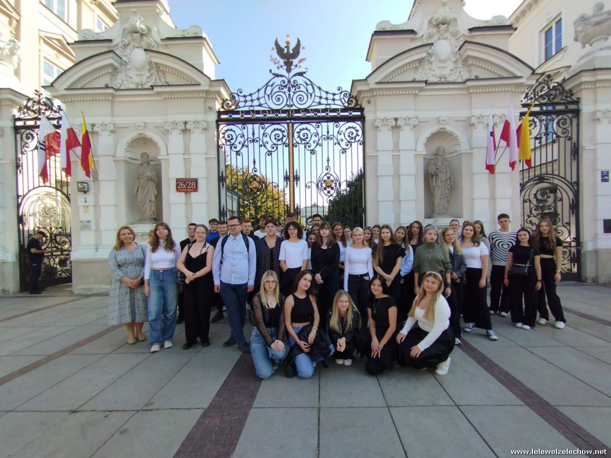 Wycieczka klas IV do teatru