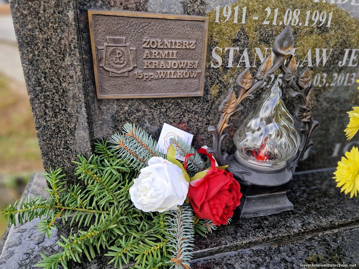 Składanie wiązanek na grobach zasłużonych