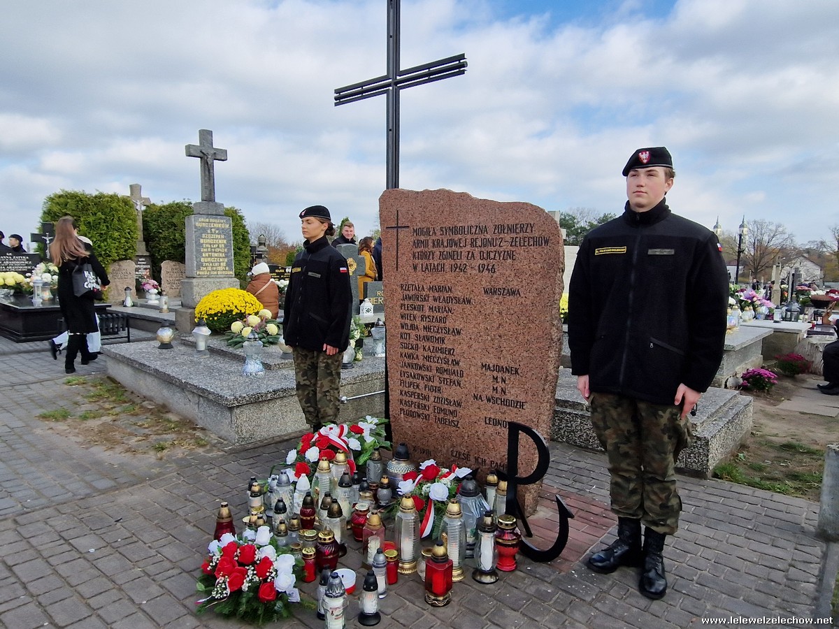 Warta przy tablicy AK. Zapalenie zniczy