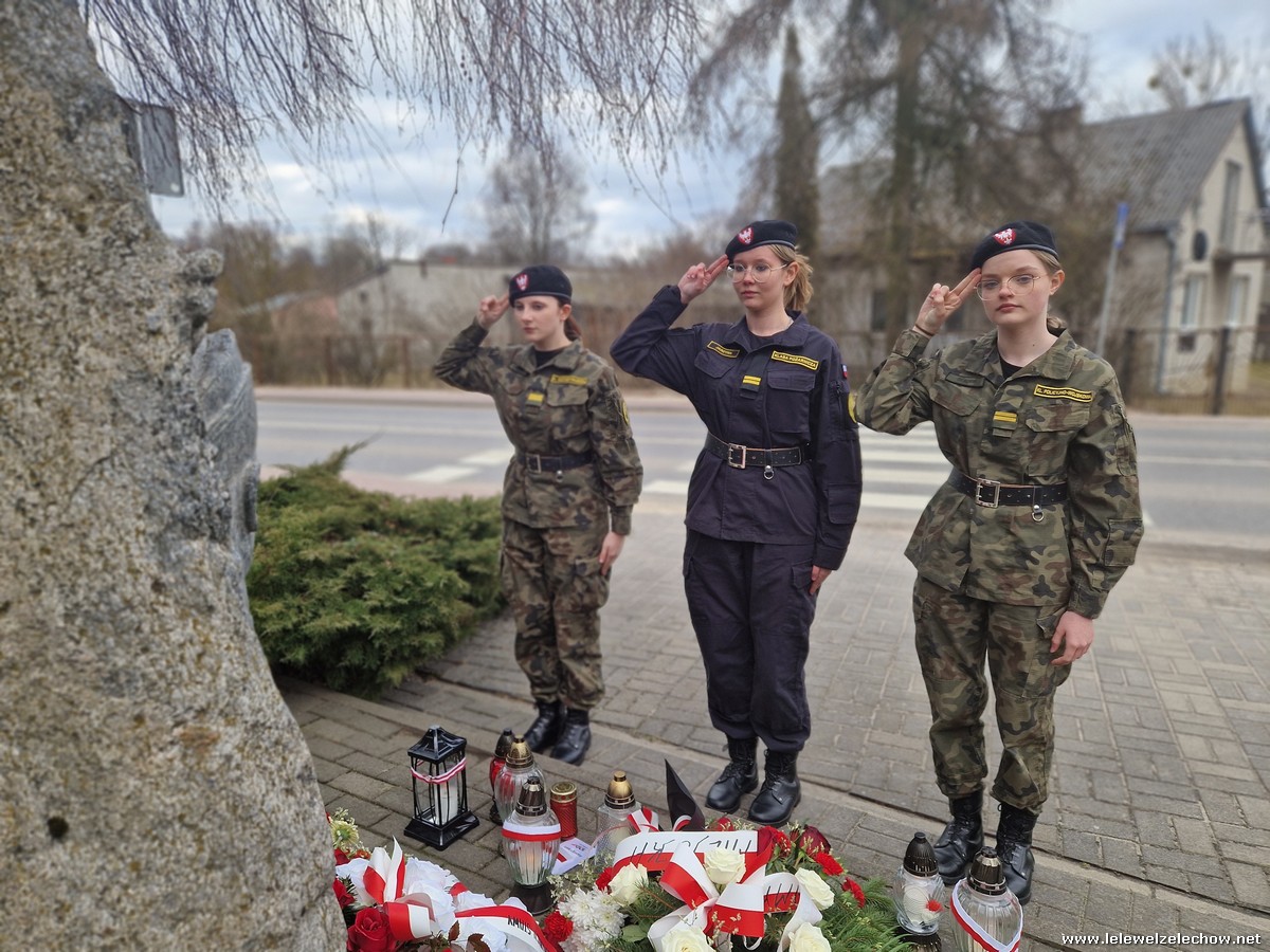 Zapalenie zniczy z okazji NDPŻW w Żelechowie i Zalesiu