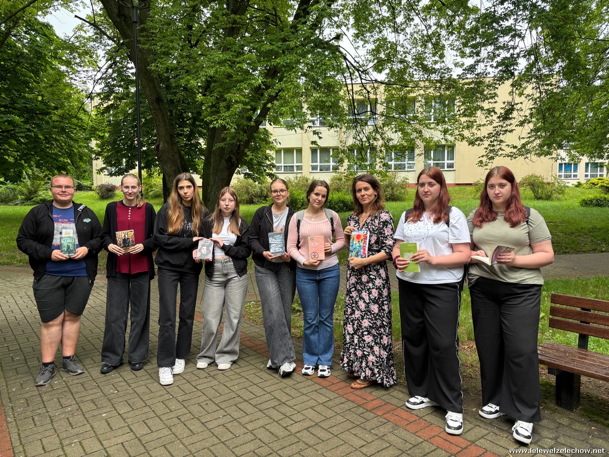 „Czytamy w alejkach” - szkolna akcja czytelnicza