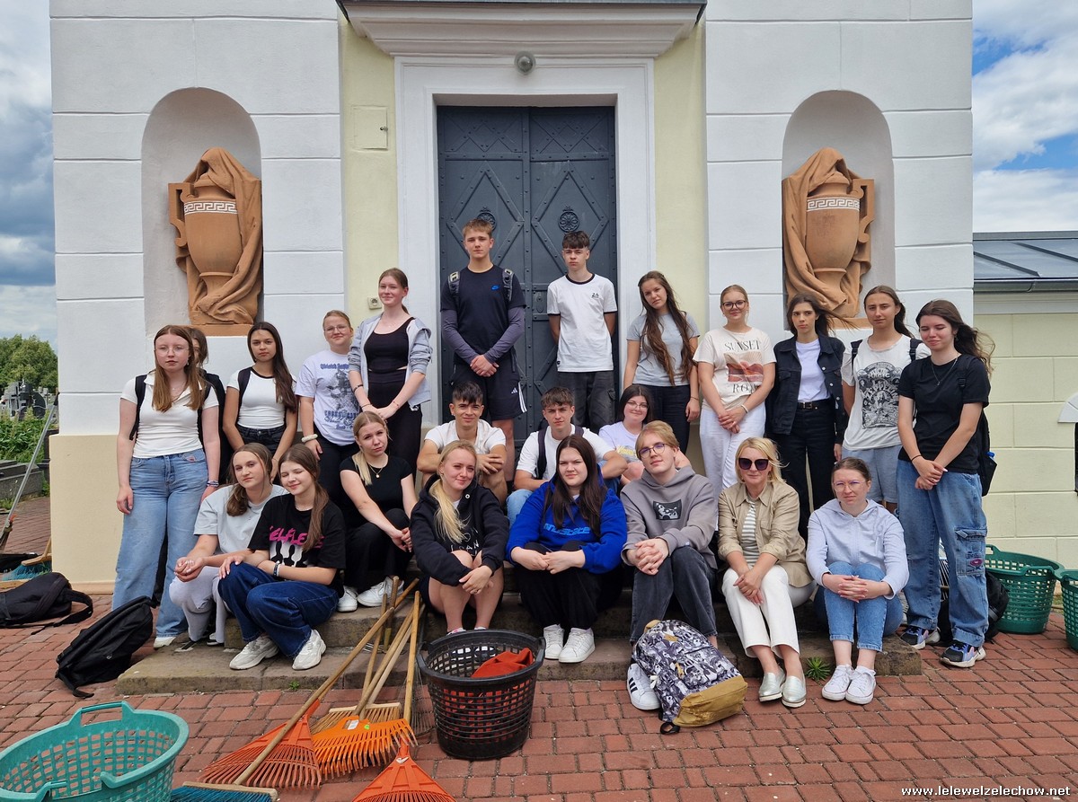 Sprzątanie zabytkowych nagrobków - 24.06.2025