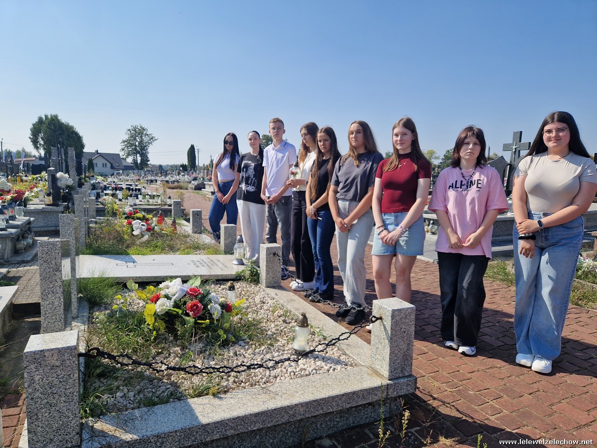 Zapalenie zniczy na grobach żołnierzy września '39