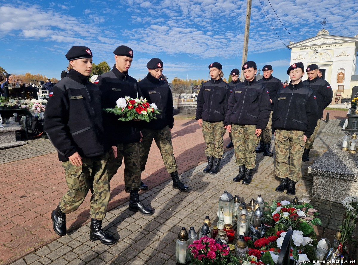 Warta przy tablicy AK